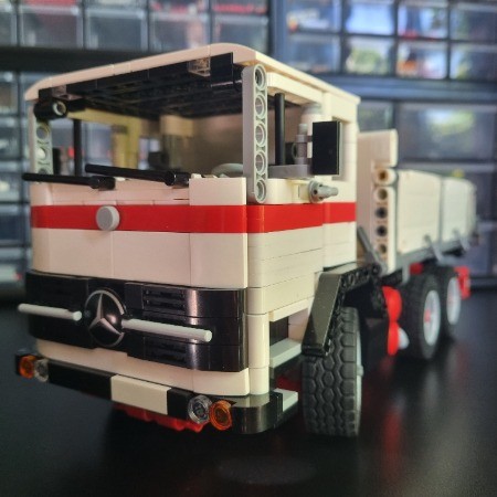 NOREV - 199 - Grue sur Mercedes LP 2223 - Rouge et crème - En boite